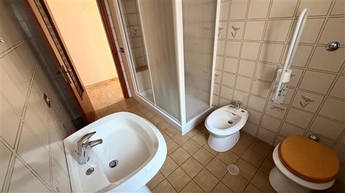 Zona Semi-Centrale, Appartamento di 4 Vani Oltre Accessori, Vano Deposito e Box Auto.
